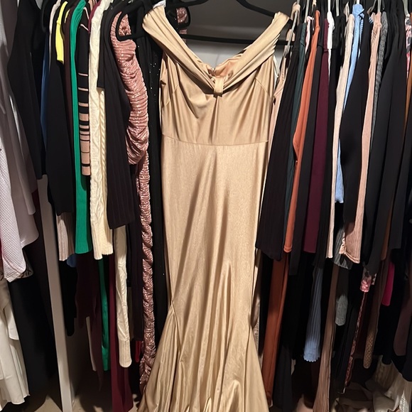 PORTIA AND SCARLETT off the shoulder gold gown - Picture 2 of 2